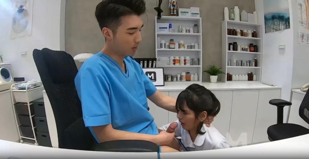 Chen em nu dong nghiep dieu duong trong gio lam